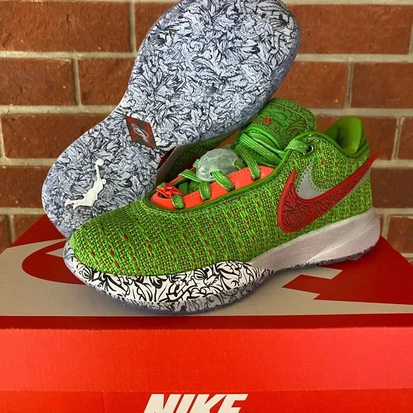 Nike Lebron 20 Stocking Stuffer Size 7 Womens Grinch Green Red New Sneakers Shoe - Picture 2 of 12